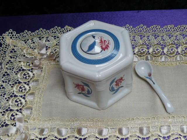 ELIZABETH ARDERN BATH SALTS CONTAINER WITH SPOON PORCELAIN