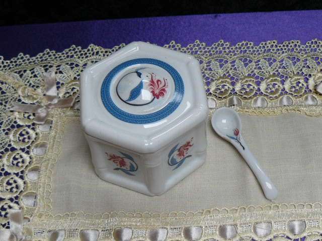 ELIZABETH ARDERN BATH SALTS CONTAINER WITH SPOON PORCELAIN