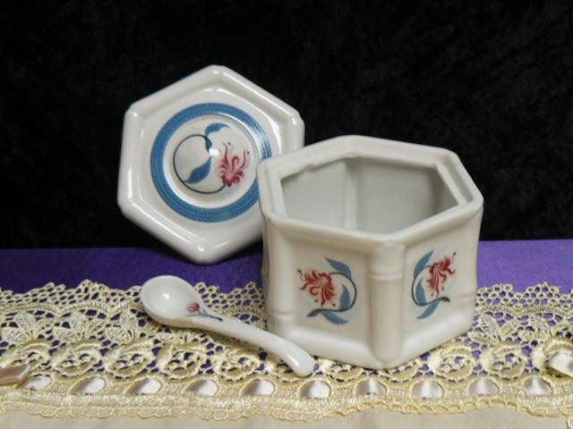 ELIZABETH ARDERN BATH SALTS CONTAINER WITH SPOON PORCELAIN