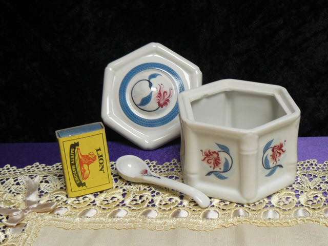 ELIZABETH ARDERN BATH SALTS CONTAINER WITH SPOON PORCELAIN