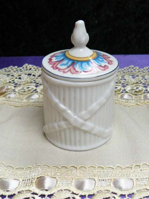 ELIZABETH ARDEN CANDLE HOLDER WITH LID PORCELAIN