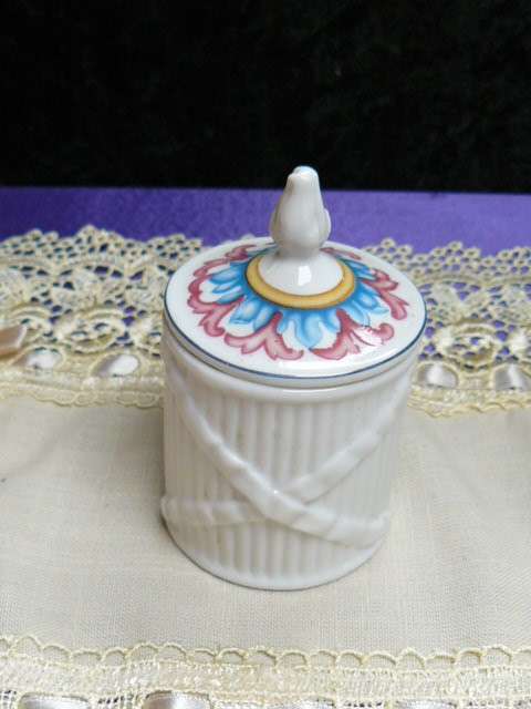 ELIZABETH ARDEN CANDLE HOLDER WITH LID PORCELAIN