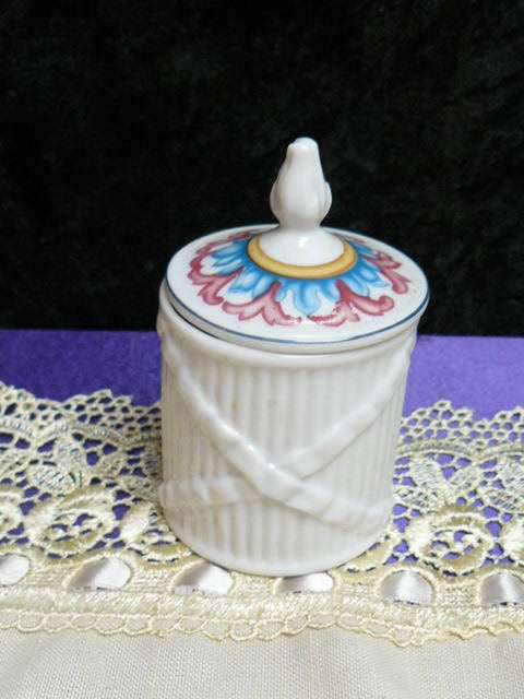 ELIZABETH ARDEN CANDLE HOLDER WITH LID PORCELAIN