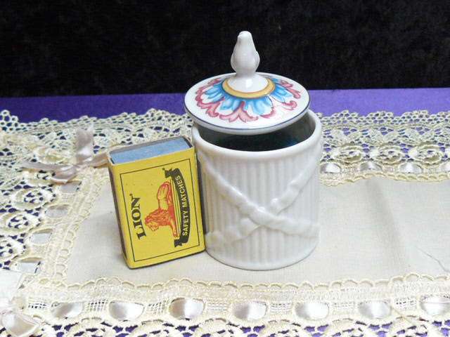 ELIZABETH ARDEN CANDLE HOLDER WITH LID PORCELAIN