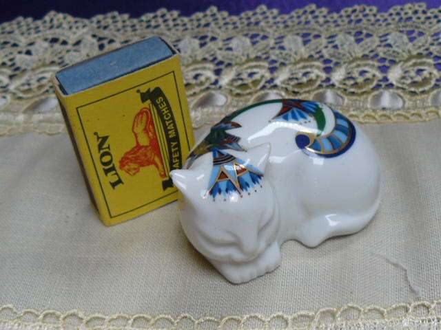 ELIZABTH ARDEN CAT FOF POT PORIE PORCELAIN