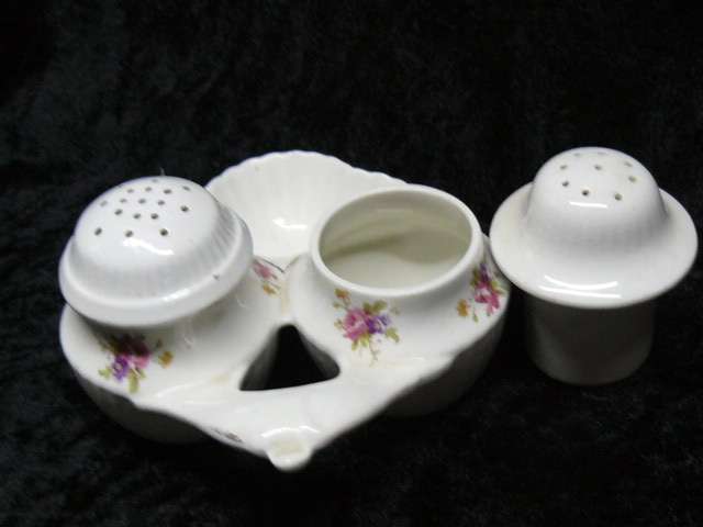 SALT PEPPER AND MUSTAEDSET CERAMIC
