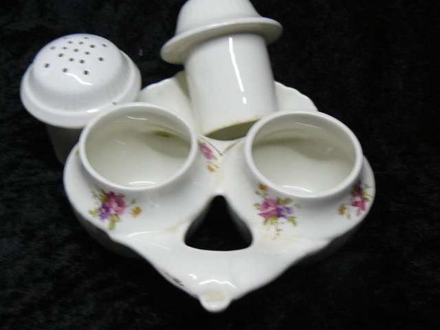 SALT PEPPER AND MUSTAEDSET CERAMIC