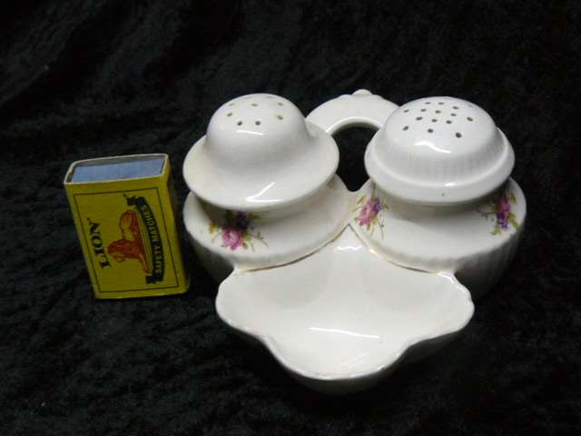SALT PEPPER AND MUSTAEDSET CERAMIC