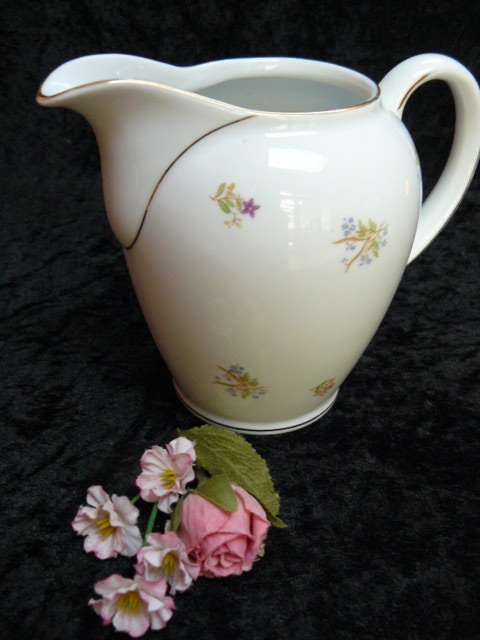 PORCELAIN MILK CREAMER, GOLD RIM,NO DAMAGE,BAVARIA 11 CM TALL X 5.5 CM BASE STUNNING