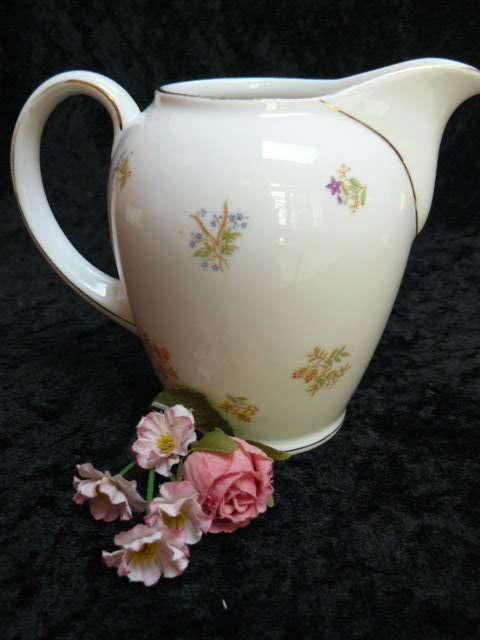 PORCELAIN MILK CREAMER, GOLD RIM,NO DAMAGE,BAVARIA 11 CM TALL X 5.5 CM BASE STUNNING