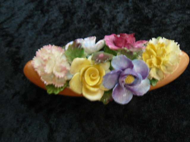 PORCELAIN CENTRE PIECE FLOWERS NO DAMAGE PRETTY ENGLAND