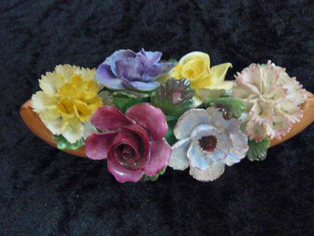 PORCELAIN CENTRE PIECE FLOWERS NO DAMAGE PRETTY ENGLAND