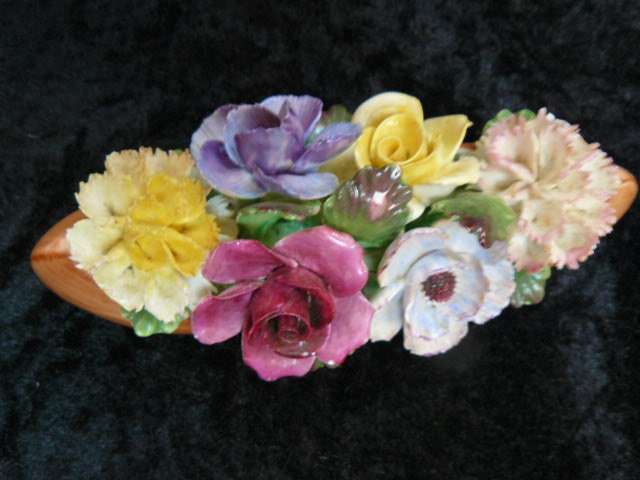 PORCELAIN CENTRE PIECE FLOWERS NO DAMAGE PRETTY ENGLAND