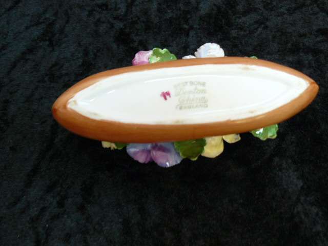 PORCELAIN CENTRE PIECE FLOWERS NO DAMAGE PRETTY ENGLAND