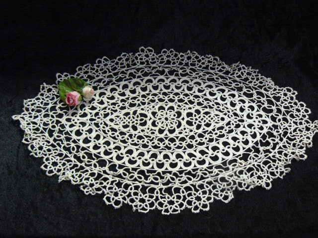 VINTAGE TATTING DOILIE IN VERY GOOD CONDITION