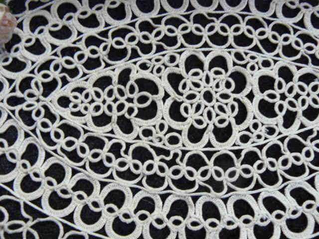 VINTAGE TATTING DOILIE IN VERY GOOD CONDITION