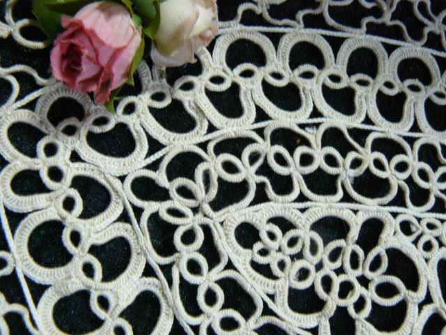 VINTAGE TATTING DOILIE IN VERY GOOD CONDITION
