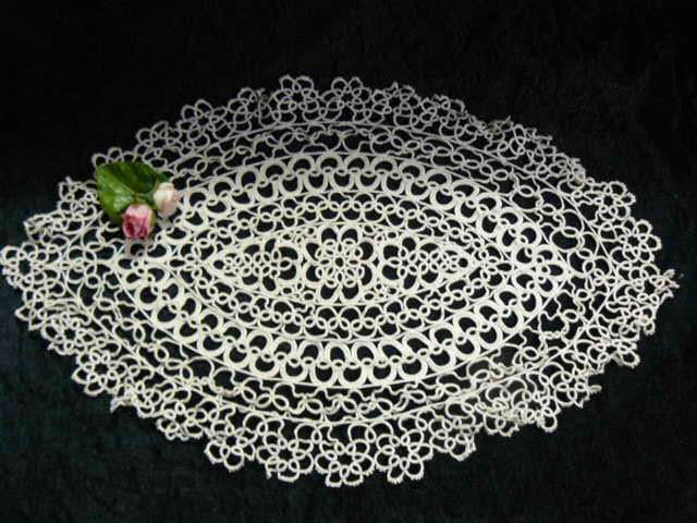 VINTAGE TATTING DOILIE IN VERY GOOD CONDITION