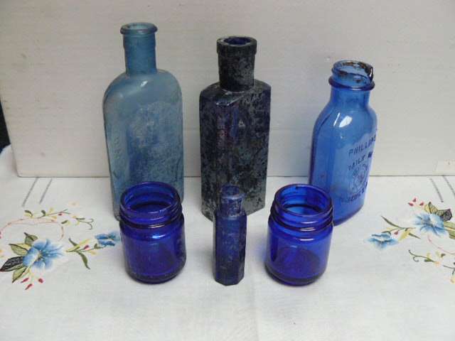 GLASS BOTTLES DUG UP VERY OLD FOR THE COLLECROR