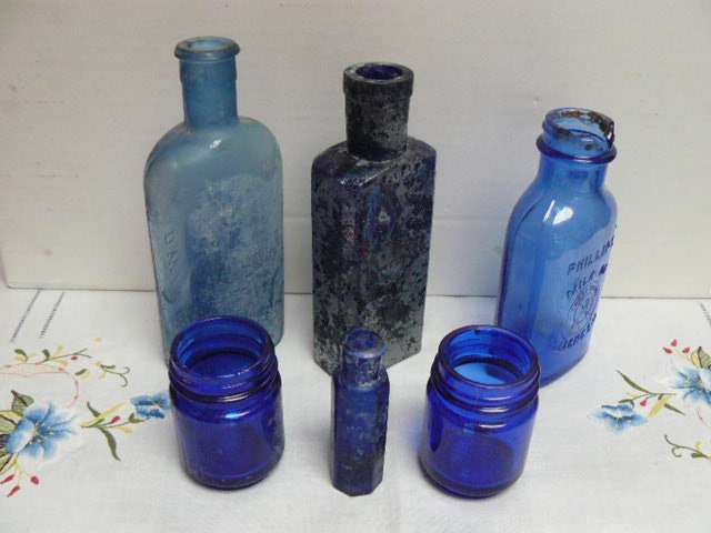 GLASS BOTTLES DUG UP VERY OLD FOR THE COLLECROR