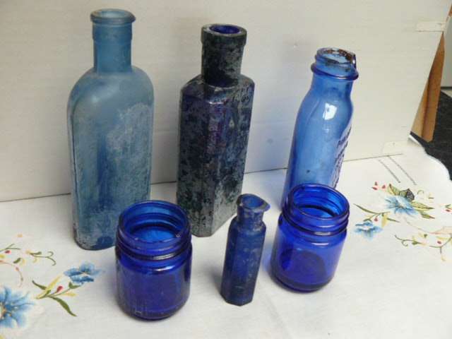 GLASS BOTTLES DUG UP VERY OLD FOR THE COLLECROR