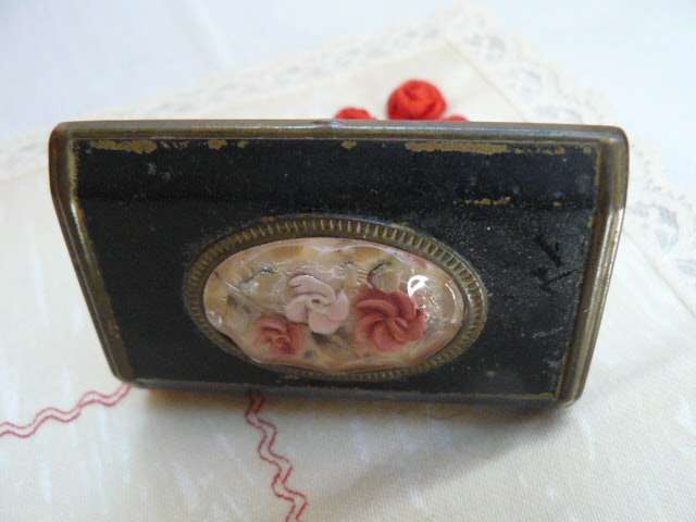 VINTAGE POWDER COMPACT WITH MIRROR MELISSA ENGLAND