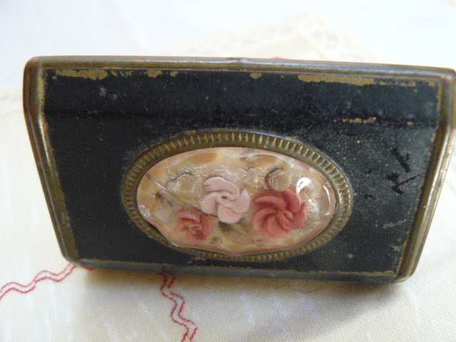 VINTAGE POWDER COMPACT WITH MIRROR MELISSA ENGLAND