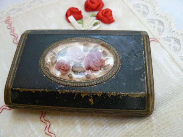VINTAGE POWDER COMPACT WITH MIRROR MELISSA ENGLAND