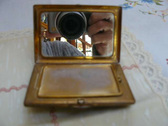 VINTAGE POWDER COMPACT WITH MIRROR MELISSA ENGLAND