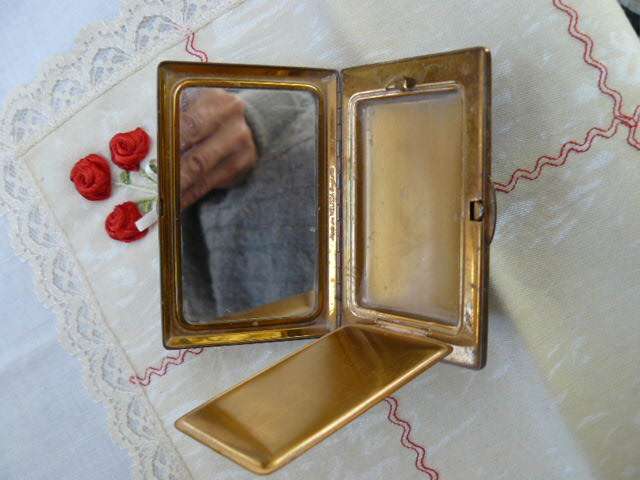 VINTAGE POWDER COMPACT WITH MIRROR MELISSA ENGLAND