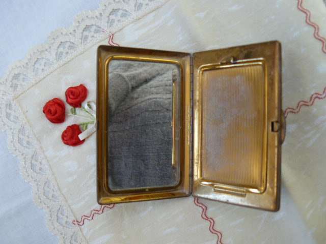 VINTAGE POWDER COMPACT WITH MIRROR MELISSA ENGLAND