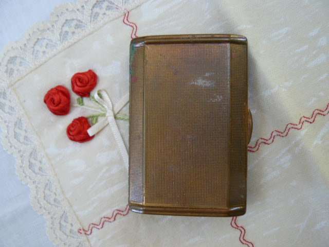 VINTAGE POWDER COMPACT WITH MIRROR MELISSA ENGLAND