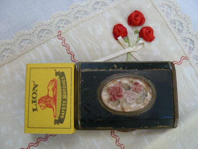 VINTAGE POWDER COMPACT WITH MIRROR MELISSA ENGLAND