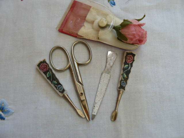 VINTAGE MANICURE SET WITH GIFT