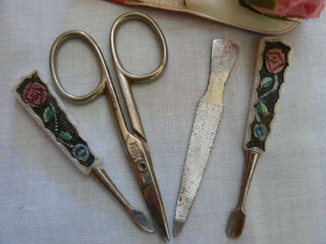 VINTAGE MANICURE SET WITH GIFT