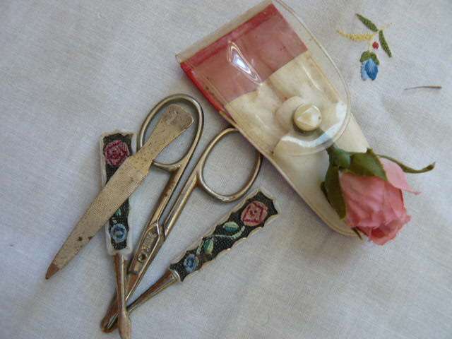 VINTAGE MANICURE SET WITH GIFT