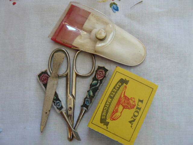VINTAGE MANICURE SET WITH GIFT
