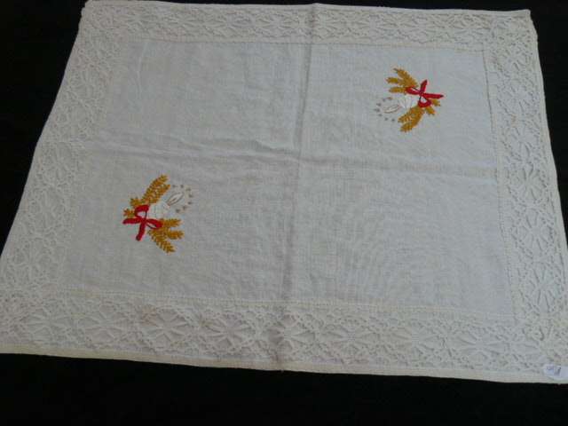 CHRISRMAS TABLE CLOTH COTON 50 CMX 40 CM GOOD CONDITION