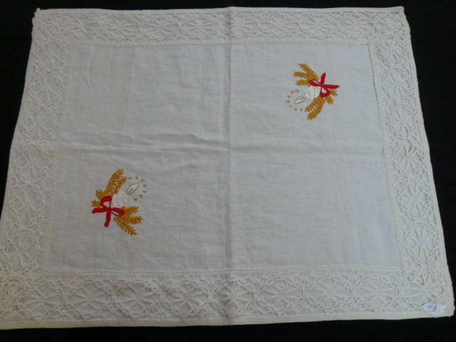 CHRISRMAS TABLE CLOTH COTON 50 CMX 40 CM GOOD CONDITION