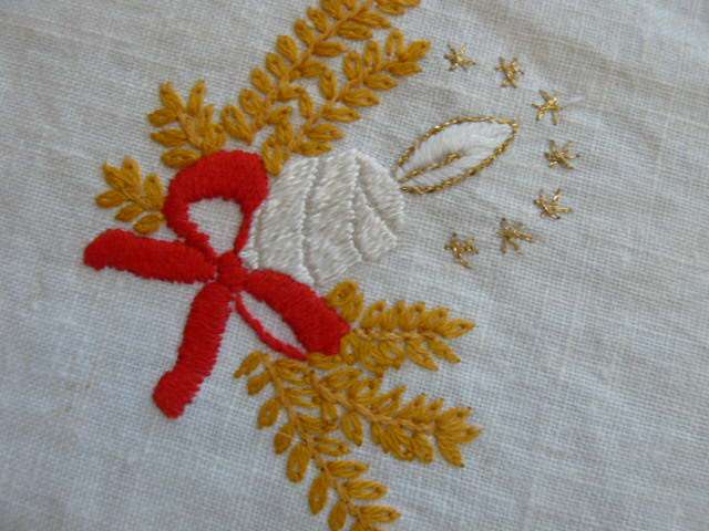 CHRISRMAS TABLE CLOTH COTON 50 CMX 40 CM GOOD CONDITION