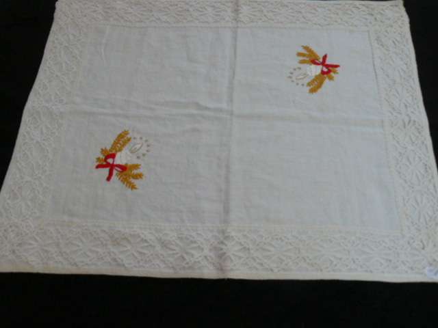 CHRISRMAS TABLE CLOTH COTON 50 CMX 40 CM GOOD CONDITION