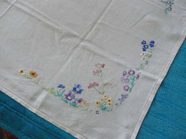 VINTAGE COTTON RMBROYDERED TABLE CLOTH
