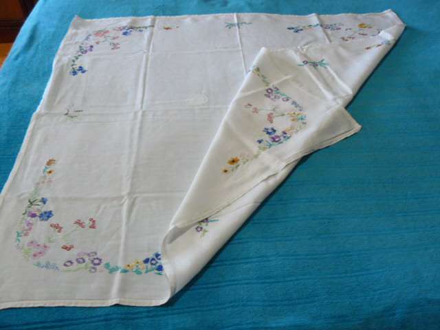 VINTAGE COTTON RMBROYDERED TABLE CLOTH
