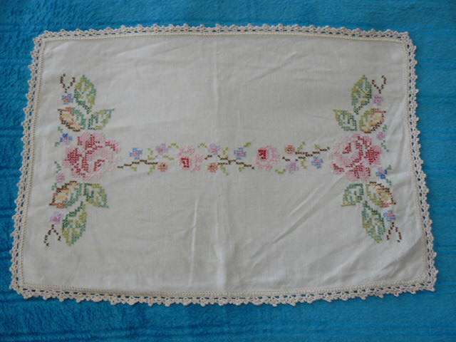 STUNNING CROSS STITCH VINTAGE COTTON TRAY CLOTH