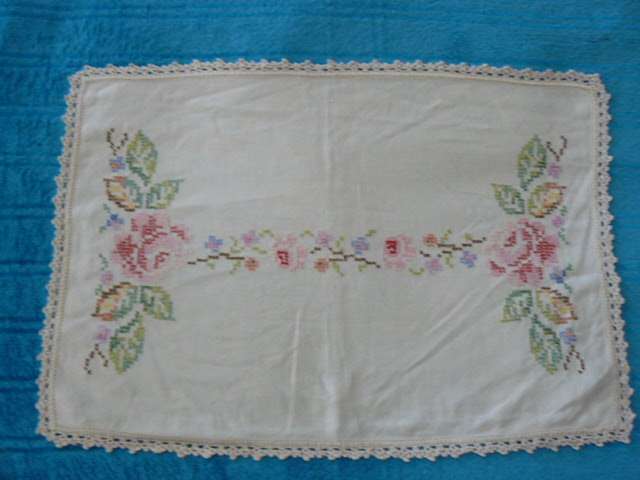 STUNNING CROSS STITCH VINTAGE COTTON TRAY CLOTH