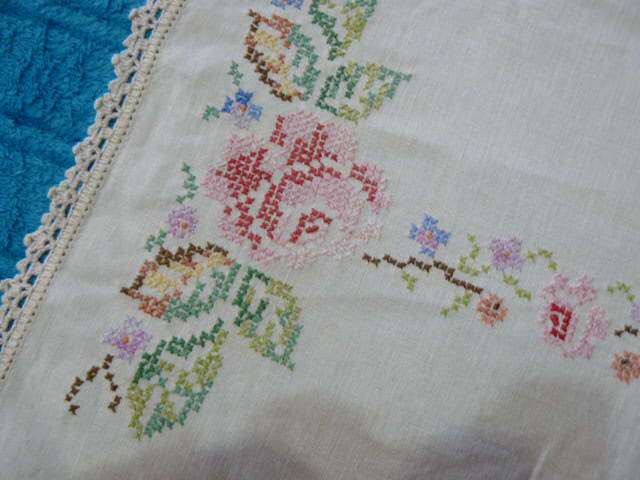 STUNNING CROSS STITCH VINTAGE COTTON TRAY CLOTH