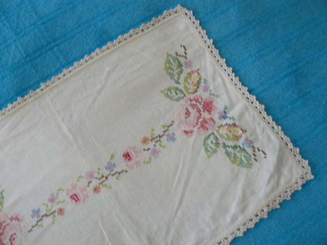 STUNNING CROSS STITCH VINTAGE COTTON TRAY CLOTH