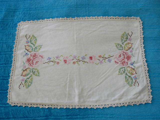 STUNNING CROSS STITCH VINTAGE COTTON TRAY CLOTH