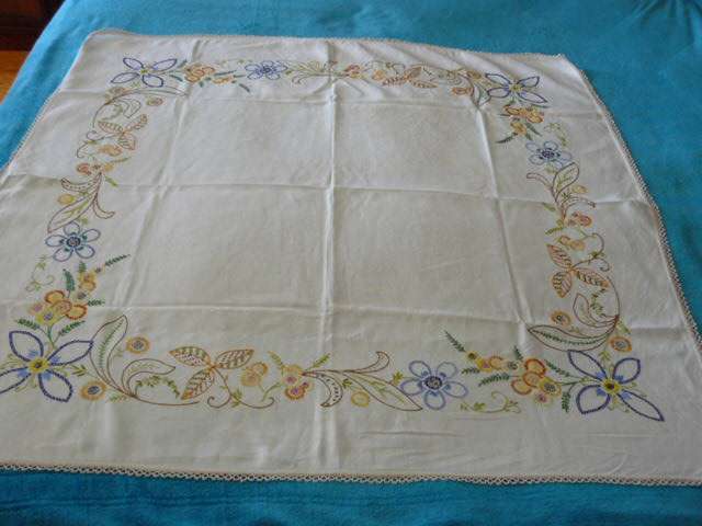 VINTAGE COTTON EMBROIDERED TABLE CLOTH STUNNING WITH HAND CHROCHETED BORDER