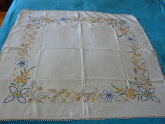 VINTAGE COTTON EMBROIDERED TABLE CLOTH STUNNING WITH HAND CHROCHETED BORDER